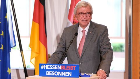 Ministerpräsident Bouffier bei einer Pressekonferenz