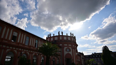 Nach rund zwölf Jahren legt der dienstälteste Regierungschef, Ministerpräsident Volker Bouffier, morgen im Hessischer Landtag sein Amt nieder. Heute Abend wurde er mit einer feierlichen Serenade im Wiesbadener Schloss Biebrich verabschiedet. 