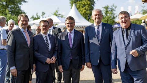 V.l.n.r. Heiko Wingenfeld (Oberbürgermeister Fulda), Frederik Schmitt (Erster Beigeordneter des Landkreises Fulda), Ministerpräsident Boris Rhein, Landrat Bernd Woide und Mark Weinmeister (Regierungspräsident Kassel) 