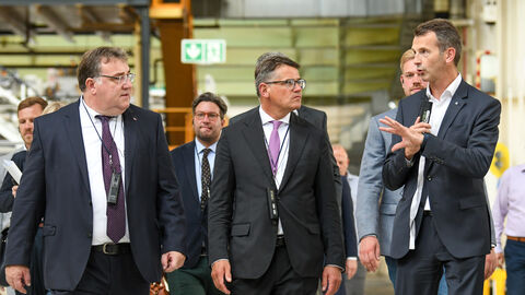 Ministerpräsident Rhein beim Rundgang durch die Produktionshallen mit Werkleiter Jörg Fenstermann