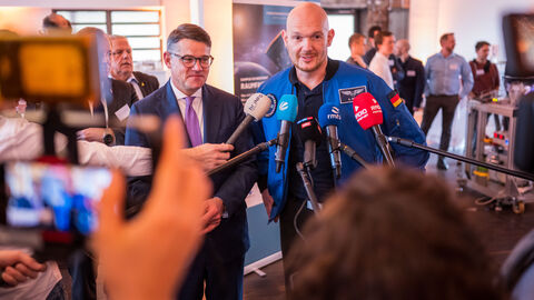 Ministerpräsident Boris Rhein und Astronaut Alexander Gerst geben ein Interview