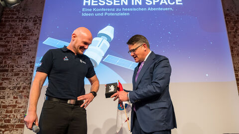 Ministerpräsident Boris Rhein übergibt Astronaut Alexander Gerst deine Hessenlöwe-Figur