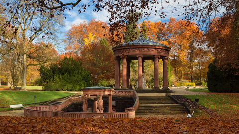 Der Elisabethenbrunnen in Bad Homburg im Herbst, überall liegt rotes Laub