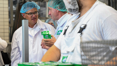 Ministerpräsident Rhein informiert sich über die Produktion in der Molkerei Schwälbchen