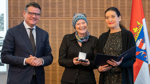 Ministerpräsident Rhein verleiht Wilhelm-Leuschner-Medaille an die Großnichten Fritz Bauers