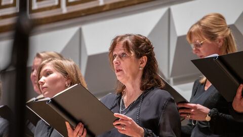 Personen singen im Chor beim Adventskonzert