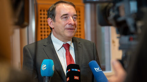 Kultusminister Alexander Lorz steht Vertreterinnen und Vertretern der Medien Rede und Antwort.