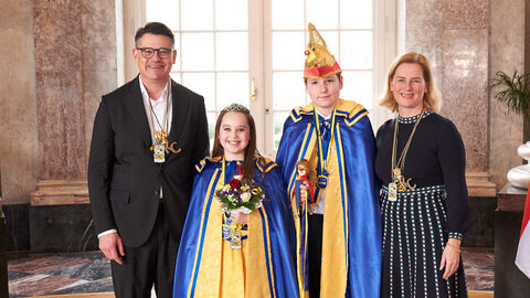 Ministerpräsident Boris Rhein und seine Frau Tanja Raab-Rhein empfangen im Schloss Biebrich in Wiesbaden hessische Fastnachtsvereine