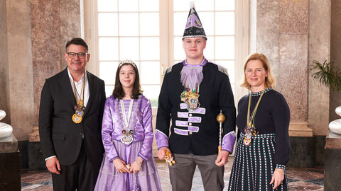 Ministerpräsident Boris Rhein und seine Frau Tanja Raab-Rhein empfangen im Schloss Biebrich in Wiesbaden hessische Fastnachtsvereine