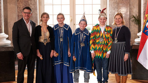 Ministerpräsident Boris Rhein und seine Frau Tanja Raab-Rhein empfangen im Schloss Biebrich in Wiesbaden hessische Fastnachtsvereine