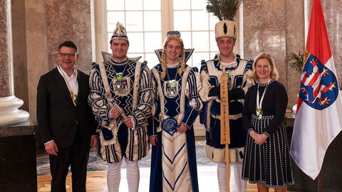 Ministerpräsident Boris Rhein und seine Frau Tanja Raab-Rhein empfangen im Schloss Biebrich in Wiesbaden hessische Fastnachtsvereine 