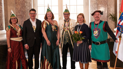 Ministerpräsident Boris Rhein und seine Frau Tanja Raab-Rhein empfangen im Schloss Biebrich in Wiesbaden hessische Fastnachtsvereine 