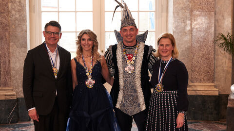 Ministerpräsident Boris Rhein und seine Frau Tanja Raab-Rhein empfangen im Schloss Biebrich in Wiesbaden hessische Fastnachtsvereine