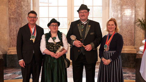 Ministerpräsident Boris Rhein und seine Frau Tanja Raab-Rhein empfangen im Schloss Biebrich in Wiesbaden hessische Fastnachtsvereine