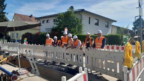 Auf Baustellenbesuch in Bad Homburg: Finanzminister Boddenberg (5.v.r.) und IHK Frankfurt-Präsident Caspar (rechts) mit Schuchmann-Geschäftsführer Voß (3.v.r.) und einigen Mitarbeiterinnen und Mitarbeitern.