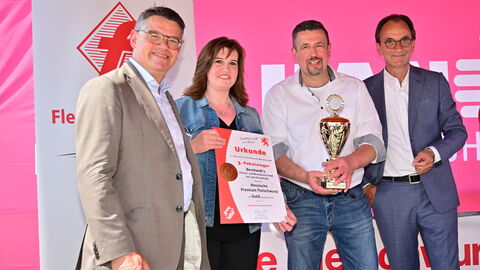 Ministerpräsident Boris Rhein mit den Siegern der 5. Hessischen Fleischwurstmeisterschaft.