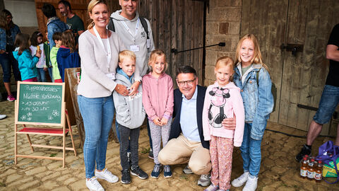 Ministerpräsident Boris Rhein mit Mehrlingen im Hessenpark in Neu-Anspach.