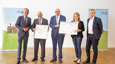 Der Chef der Hessischen Staatskanzlei und Demografie-Beauftragte der Landesregierung, Staatsminister Axel Wintermeyer, hat das Projekt „MarktCampus – Miteinander Zukunft leben“ aus Homberg (Efze) mit dem dritten Platz beim Hessischen Demografie-Preis 2023 ausgezeichnet. 