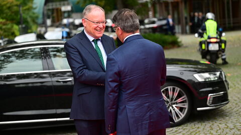 Vorfahrt von Ministerpräsident Stephan Weil (links) und Begrüßung durch den Hessischen Ministerpräsidenten Boris Rhein (rechts)