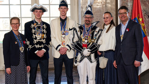 Ministerpräsident Boris Rhein und seine Frau Tanja Raab-Rhein empfangen im Schloss Biebrich in Wiesbaden Prinz Sascha I. mit Hofdame Emma, Hofmarschall Pascal und Standartenträger Tim vom Kransberger Narrenclub - KNC e.V.; Sascha Bastian, Emma Holzlehner, Pascal da Silva und Tim Zimmermann.