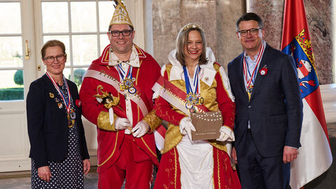 Ministerpräsident Boris Rhein und seine Frau Tanja Raab-Rhein empfangen im Schloss Biebrich in Wiesbaden Prinzessin Silke I. und Prinz Jörg II. vom Escheröder Carnevals Verein e.V.; Silke und Jörg Kuri.