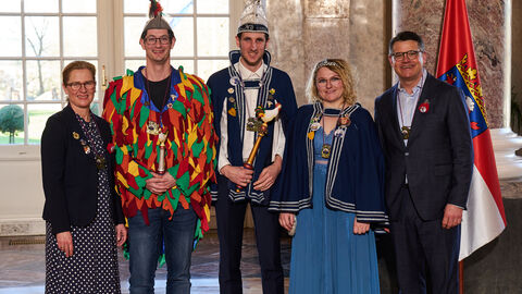 Ministerpräsident Boris Rhein und seine Frau Tanja Raab-Rhein empfangen im Schloss Biebrich in Wiesbaden Prinzessin Jessi I. und Prinz Yves I. mit Gockel Sascha vom Karnevalverein Kikiriki e.V. 1901 Freiensteinau; Jessica und Yves Wenger, Sascha Vogel. 