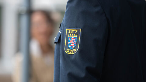 Nahaufnahme des Aufnähers der Justiz Hessen