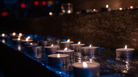 Brennende Teelichter auf Stufen