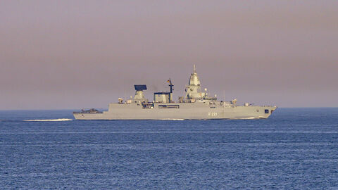 Fregatte „Hessen“ ist auf dem Meer