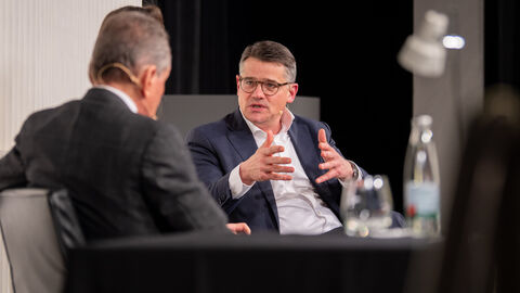 Ministerpräsident Rhein im Gespräch mit Autor Michel Friedman bei der Vorstellung dessen Buches „Judenhass“ in Frankfurt