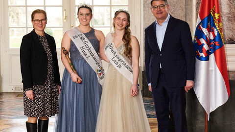 Ministerpräsident Boris Rhein empfängt gemeinsam mit seiner Frau Tanja Raab-Rhein die 69. Bibliser Gurkenkönigin Nina I. mit ihrer Gurkenprinzessin Lenja im Wiesbadener Schloss Biebrich; Nina Schäfer und Lenja Wodarz. 