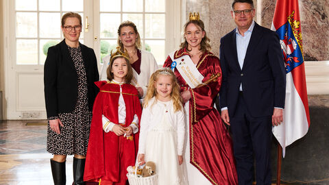 Ministerpräsident Boris Rhein empfängt gemeinsam mit seiner Frau Tanja Raab-Rhein die Witzenhäuser Kirschenkönigin Michelle II. mit Kirschenprinzessin Jessy und Kinderkönigin Melina und Kinderkönig Jonathan im Wiesbadener Schloss Biebrich, Michelle Welch, Jessica Steffens, Melina David, Jonathan Göpel. 