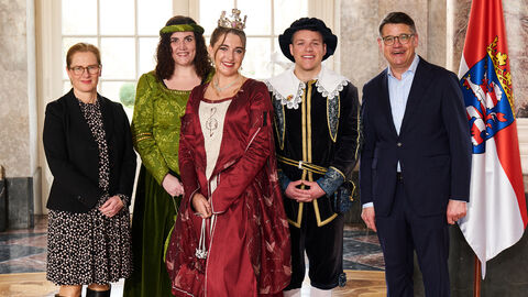 Ministerpräsident Boris Rhein empfängt gemeinsam mit seiner Frau Tanja Raab-Rhein das Königsteiner Burgfräulein Jessica I. mit ihrer Hofdame Nina und Junker Niclas im Wiesbadener Schloss Biebrich; Jessica Dyhringer, Nina Lederer-Götz  und Niclas Happel.