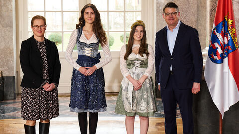 Ministerpräsident Boris Rhein empfängt gemeinsam mit seiner Frau Tanja Raab-Rhein die Wallufer Weinkönigin Stella I. und Weinprinzessin Lea I. im Wiesbadener Schloss Biebrich; Stella Fries und Lea Marie Masche.