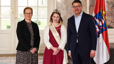 Ministerpräsident Boris Rhein empfängt gemeinsam mit seiner Frau Tanja Raab-Rhein die Nauroder Äppelblütenkönigin Jessica I. im Wiesbadener Schloss Biebrich; Jessica Schöne.