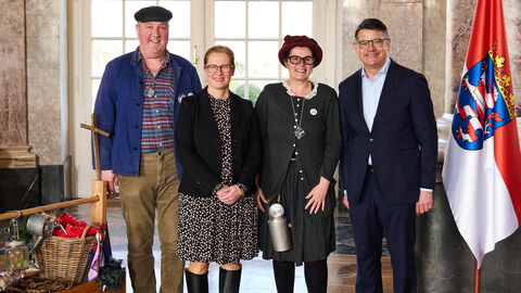 Ministerpräsident Boris Rhein empfängt gemeinsam mit seiner Frau Tanja Raab-Rhein den Schellenmann von Heubach und das Heubacher Gretchen im Wiesbadener Schloss Biebrich; Peter Manns und Melanie Kraus.