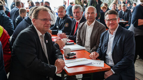 EIne Gruppe von Menschen lacht in die Kamera