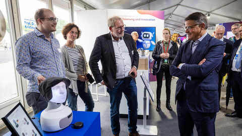 Ministerpräsident Boris Rhein besucht den Stand des Digitalministeriums.