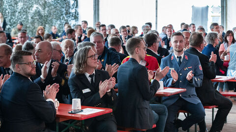 Eine Gruppe von Menschen klatscht