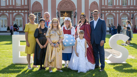 Boris Rhein und seine Frau lächeln mit Vertretern der Hoheiten in die Kamera.
