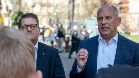 Innenminister Roman Poseck Steht neben Polizeipräsident Marco Bärtl in einer Interviewsituation.