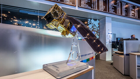 Modell eines Satelliten steht im Kontrollraum