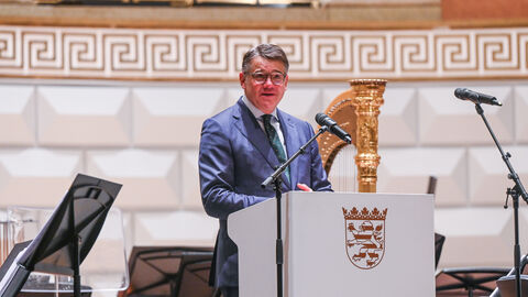 Ministerpräsident Rhein am Rednerpult