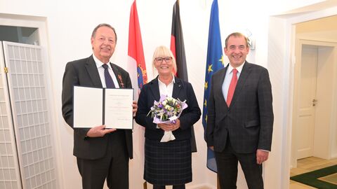 Kultusminister Lorz überreicht das Verdienstkreuz am Bande an Karlheinz Wecht