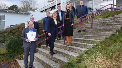 Bildbeschreibung vordere Reihe (v. l. n. r.): Bürgermeister Arnim Roß, Staatsministerin Eva Kühne-Hörmann, Stefanie Drews (stellvertretende Leiterin der Finanzabteilung Gemeinde Kaufungen), hintere Reihe (v.l.n.r.) Erwin Schmidt (Mitglied der Gemeindevertretung), Reinhard Zymzak (Gemeindevorstand), Stefan Röttger (Erster Beigeordneter), Jürgen Christmann (Bauamtsleiter Gemeinde Kaufungen) und Carsten Marth (Hauptamtsleiter Gemeinde Kaufungen)