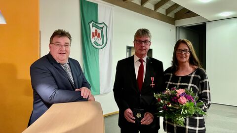 Europastaatsekretär Mark Weinmeister am Rande der Ordensverleihung mit Andreas Güttler und seine Ehefrau Daniela Güttler