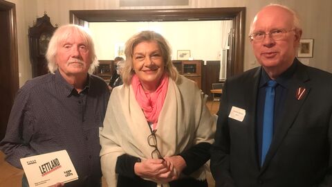 V.r.n.l.: Bundesvorsitzender der Deutsch-Baltischen Gesellschaft, Andreas Hansen; Landesbeauftragte Margarete Ziegler- Raschdorf und Verleger Peter Jochen Bosse, Michelstadt.