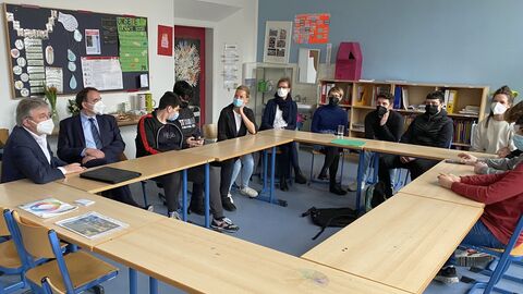 Kultusminister Lorz besucht Förderprogramm für abschlussgefährdete Schülerinnen und Schüler in Frankfurt