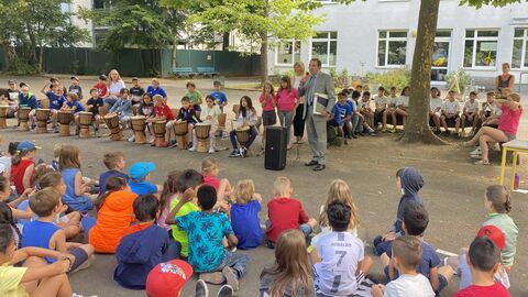 Kultusminister Prof. Dr. R. Alexander Lorz spricht vor Schülerinnen und Schülern der Schiller-Schule Wiesbaden