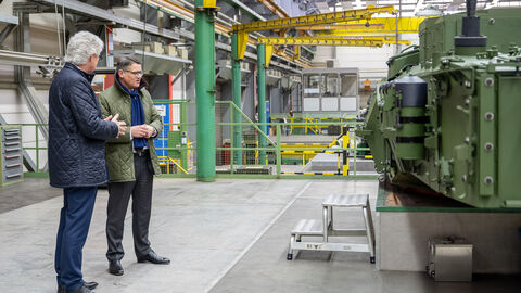 Boris Rhein im Gespräch in der Produktionshalle